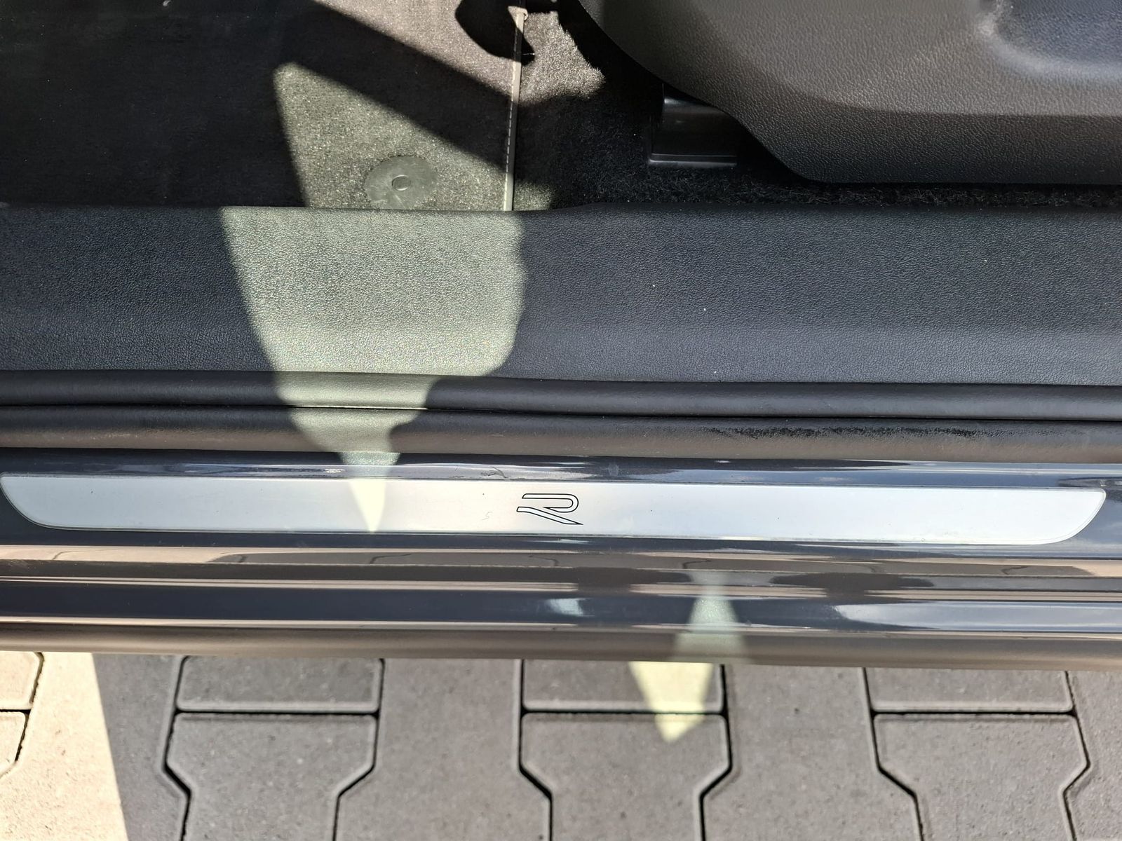 Fahrzeugabbildung Volkswagen Tiguan 2.0 TDI 4M R-Line BLACK*PAN*HK*AHK*MATRIX