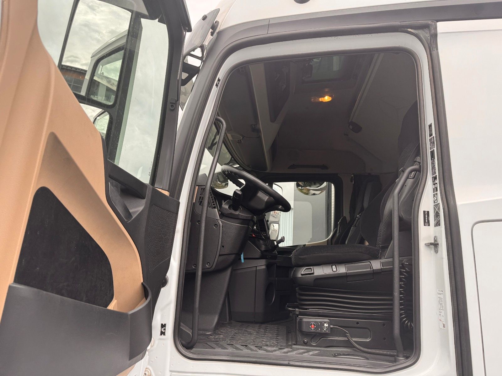 Fahrzeugabbildung Mercedes-Benz Actros 2542 LnR 6x2 Retarder Standklima