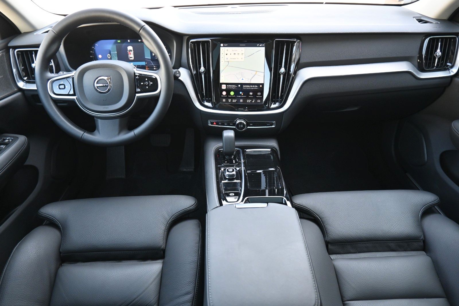 Fahrzeugabbildung Volvo V60 T6 AWD RC Plus Dark*PANO*360°*ACC*HuD*AHK