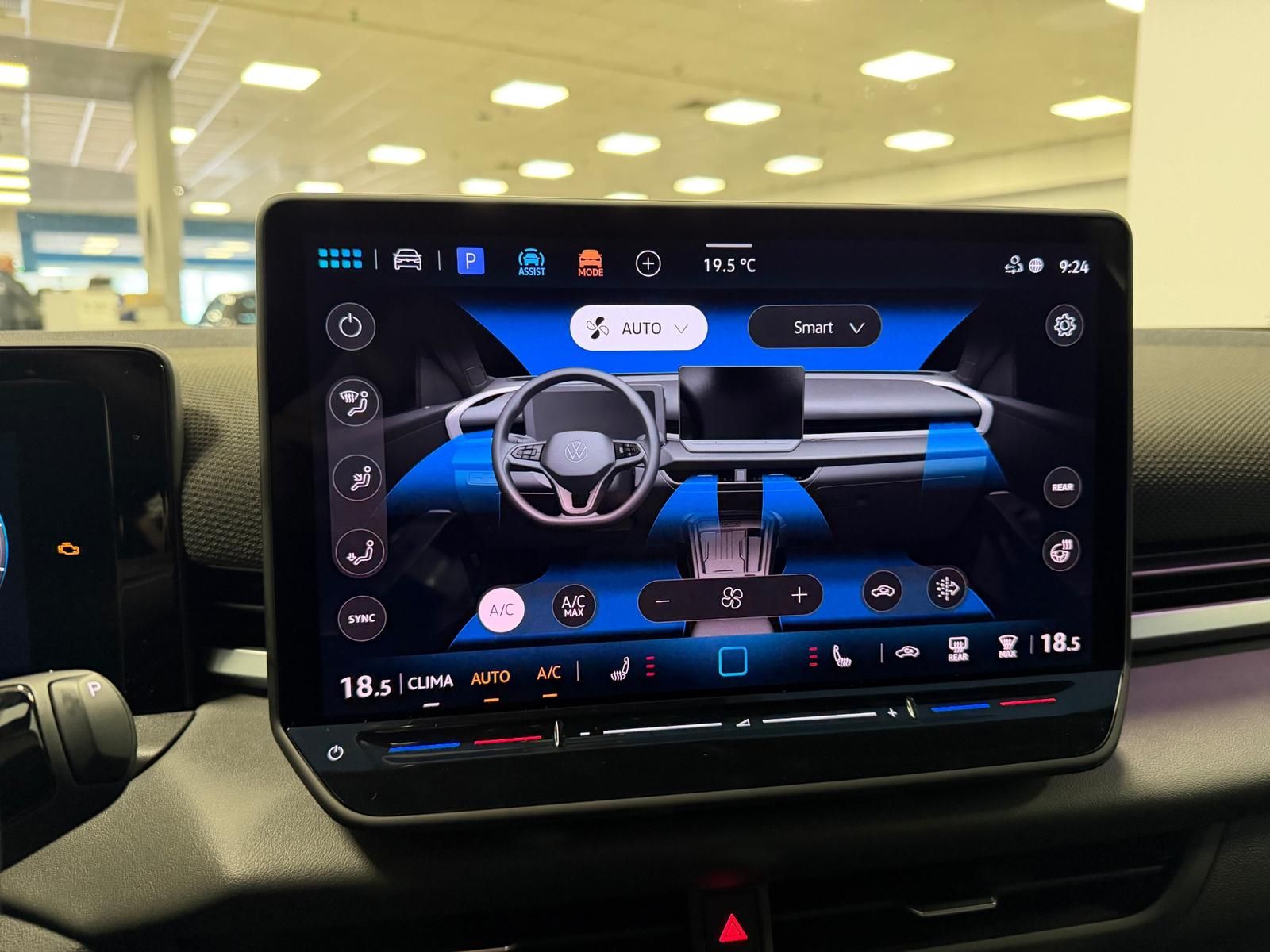 Fahrzeugabbildung Volkswagen T-Roc 1.5 eTSI DSG R-Line+AHK+ACC+TOTWINKEL+RFK+