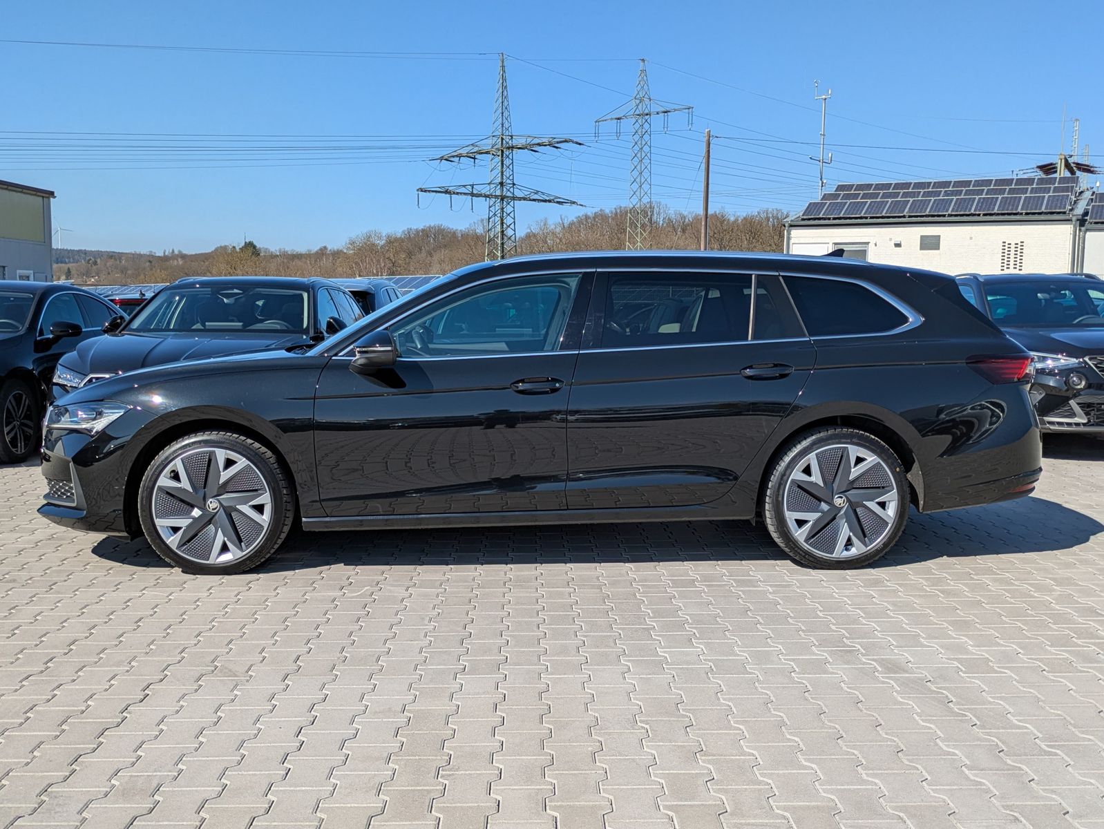 Fahrzeugabbildung SKODA Superb 2.0 TDI 4x4 Selection MATRIX*AHK*PANO*19"