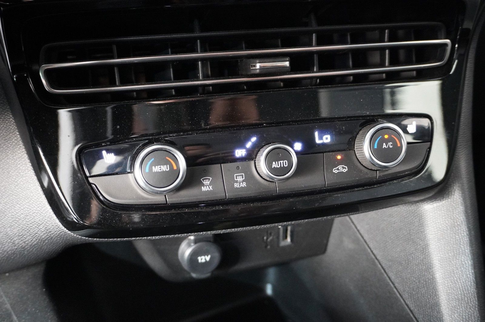 Fahrzeugabbildung Opel Mokka ELEGANCE 1.2T NAVI/LED/KAMERA/SPORT/SH/DAB