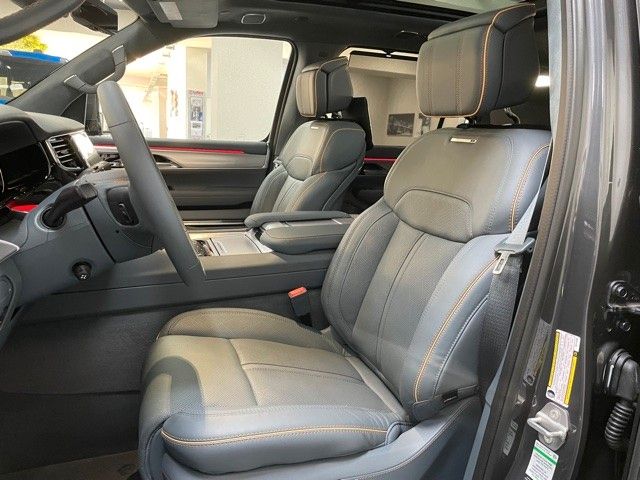 Fahrzeugabbildung Jeep GRAND WAGONEER 6.4L V-8 LPG NIGHT VIEW 1. HAND