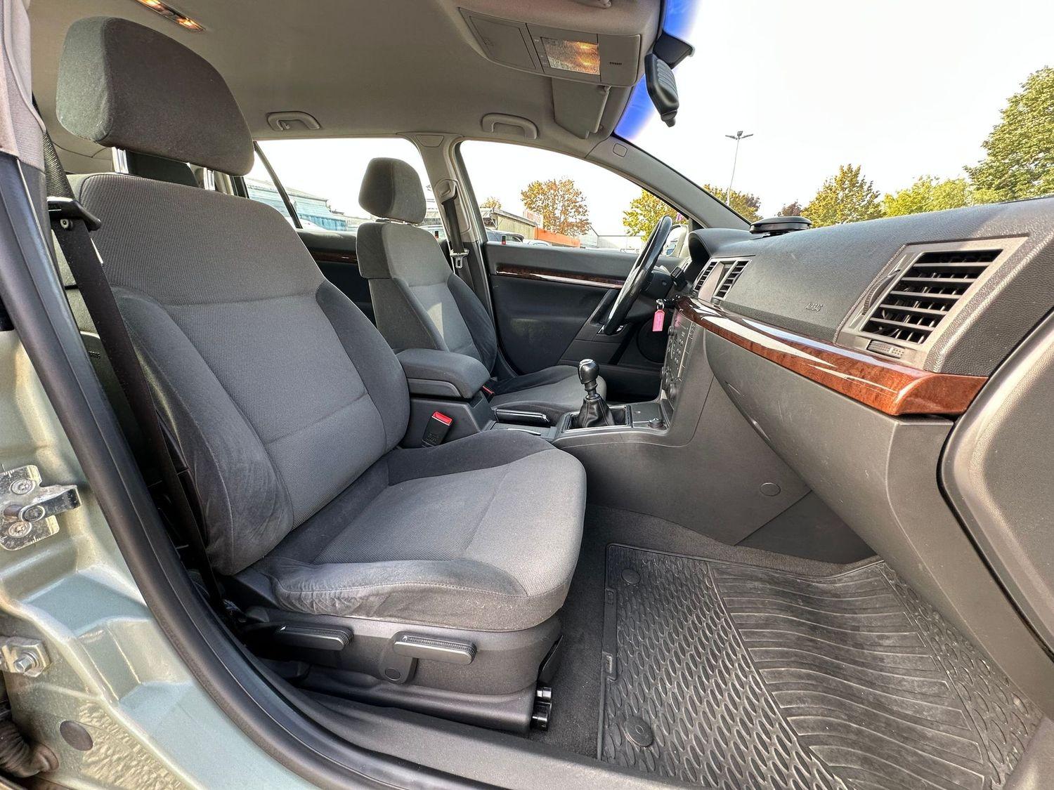 Opel Vectra 2004 — photo 24