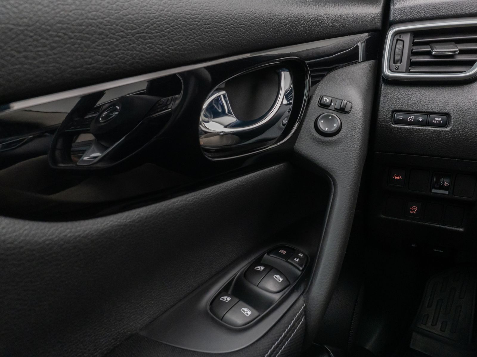 Fahrzeugabbildung Nissan Qashqai Acenta Panorama Kamera DAB Navi Xenon