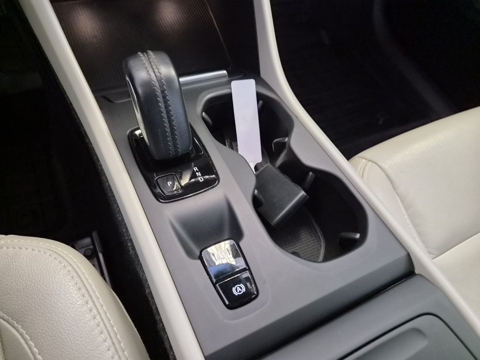 Fahrzeugabbildung Volvo XC 40Momentum AWD / H&K Sound / 1. Hand / S-HEFT
