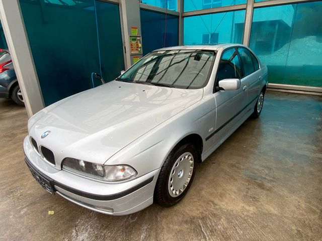 BMW E39 528i