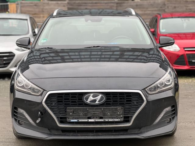 Hyundai i30 cw Premium *AUTOMATIK*NAVI*TEILLEDER*UVM...