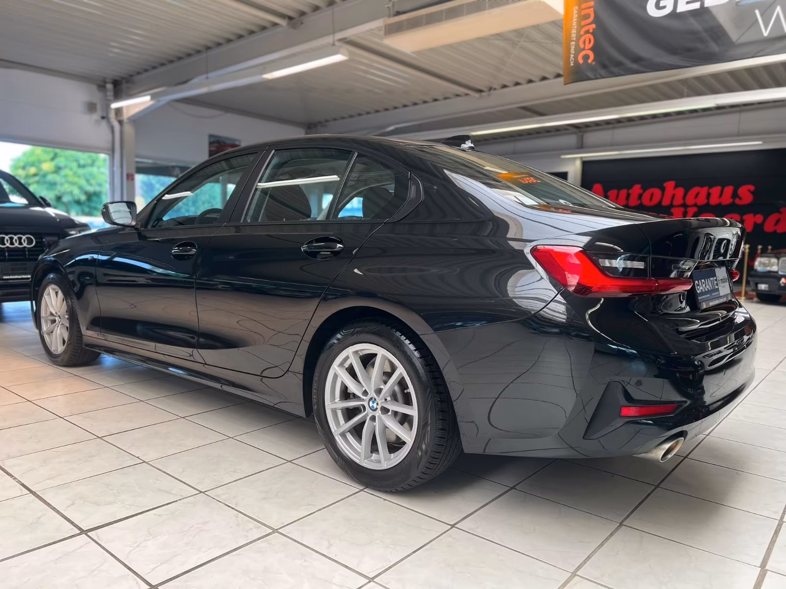 BMW 330 i Advantage Automatik /NAVI/SHZ/MULTI/TOP