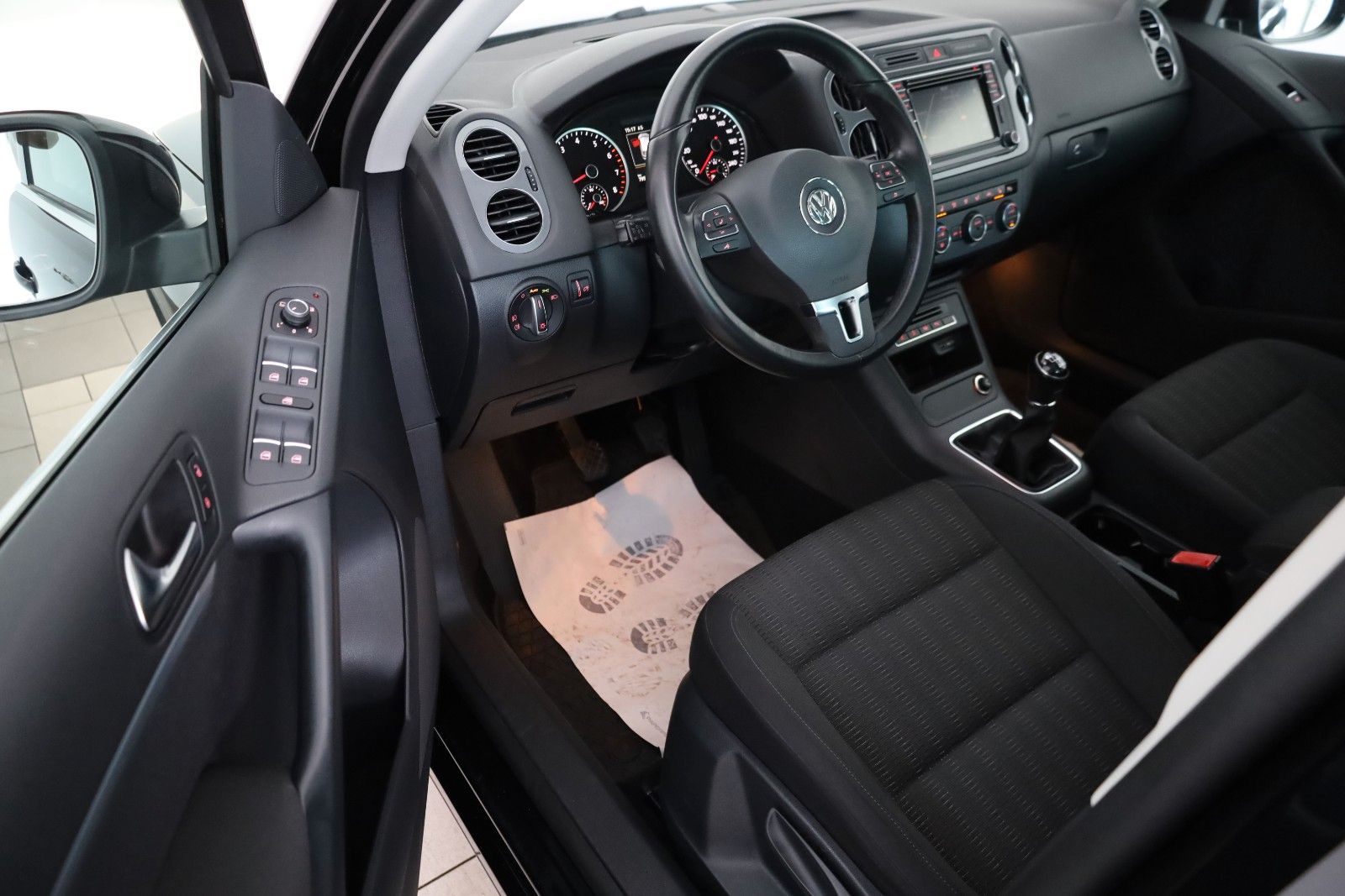 Fahrzeugabbildung Volkswagen Tiguan Sport & Style Navi,Xenon,Panorama,SH,PDC