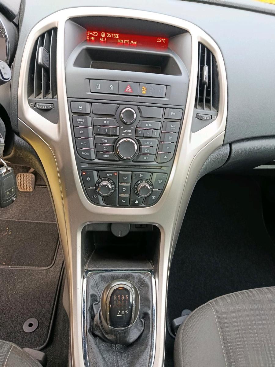 Opel Astra 2012 — photo 15