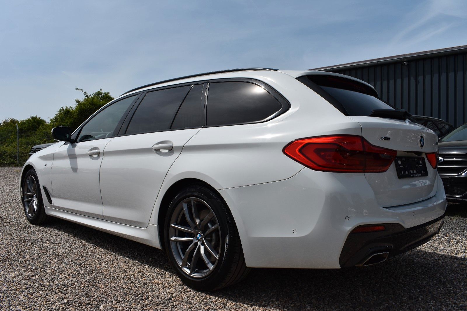 Fahrzeugabbildung BMW 530d Touring xDrive M Sport HUD AHK H&K Panorama