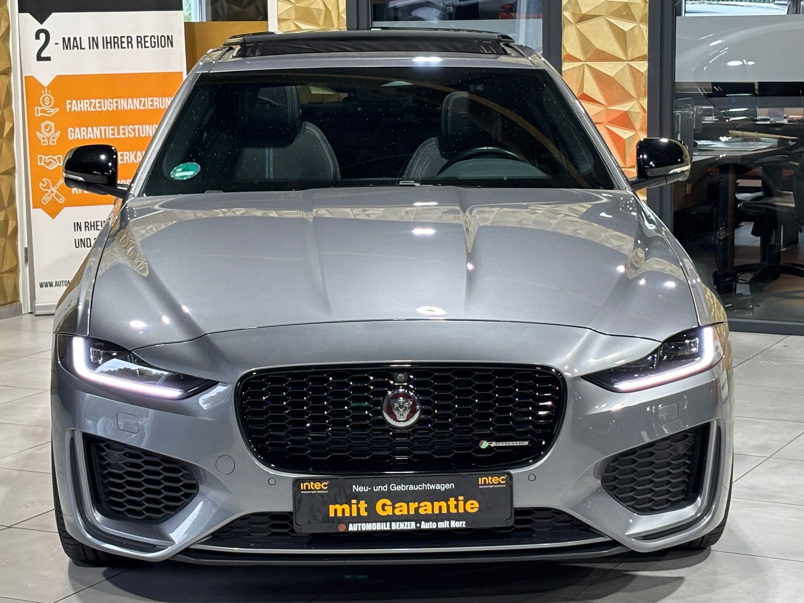 Fahrzeugabbildung Jaguar XE R-Dynamic Black/360''KAM/PANO/EXCLUSIV/MERIDI
