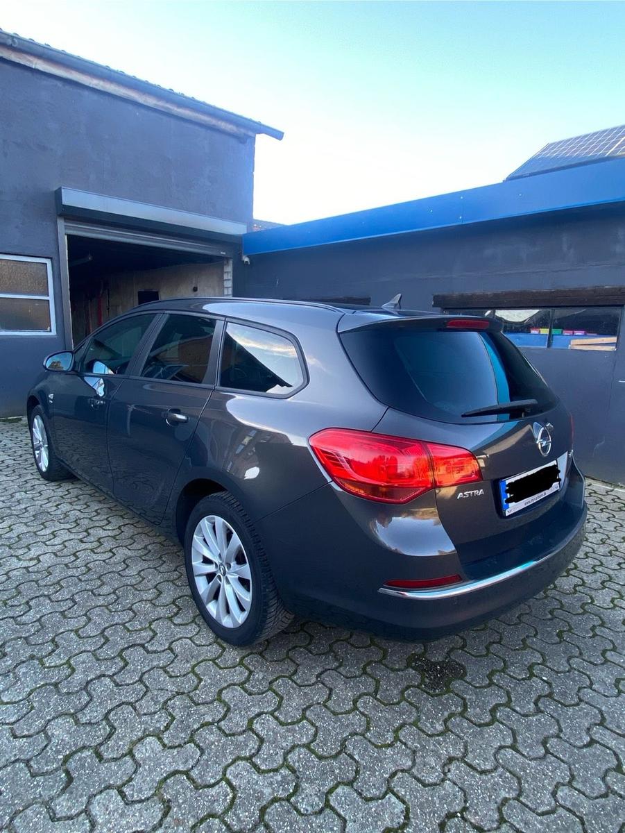 Opel Astra 2013 — салон