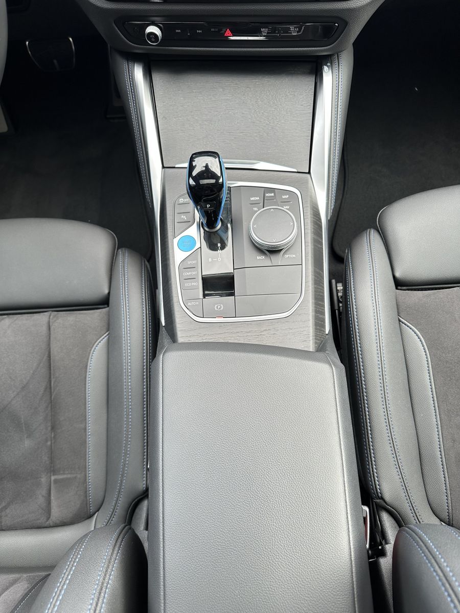 Fahrzeugabbildung BMW i4 M50 NAV+LED+GLASDACH+KAM+DIGDISPLAY+DCC+20ZO