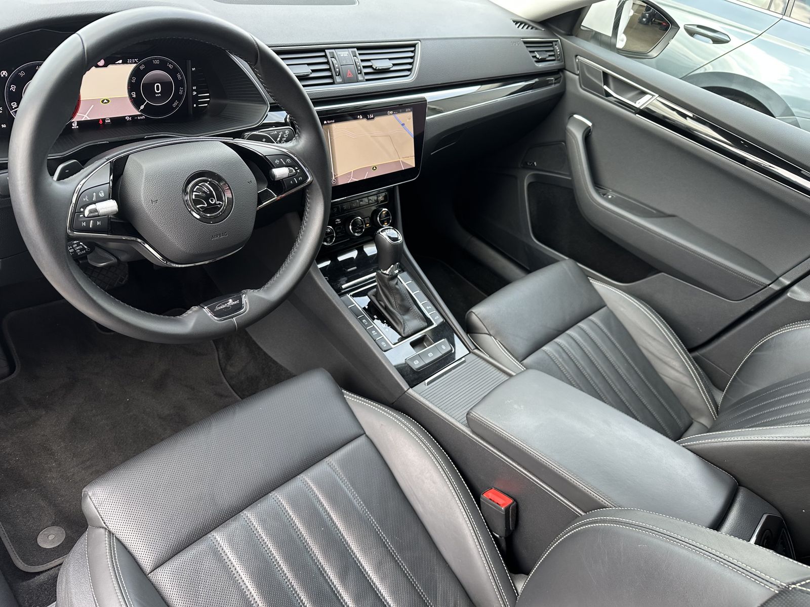 Fahrzeugabbildung SKODA Superb Combi 2.0 TDI DSG L&K NAV+LED+AHK+PANO+SH