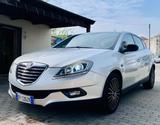 Lancia Delta 1.6 MJT DPF 105 CV Gold - silberne Lancia Delta