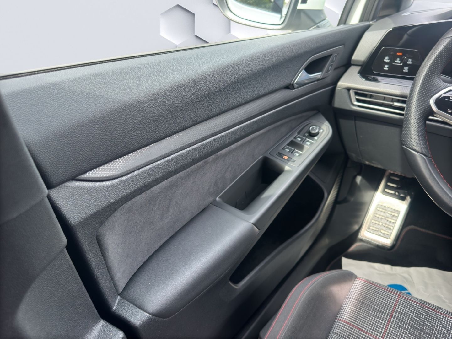 Golf GTI 2.0 TSI DSG 180kW LED AHZV Sitzheizung 