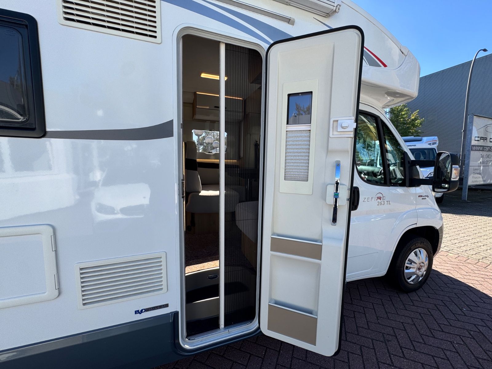 Fahrzeugabbildung Roller Team ZEFIRO 263 TL FIAT QUEENSBETT HUBBETT SOLAR TV