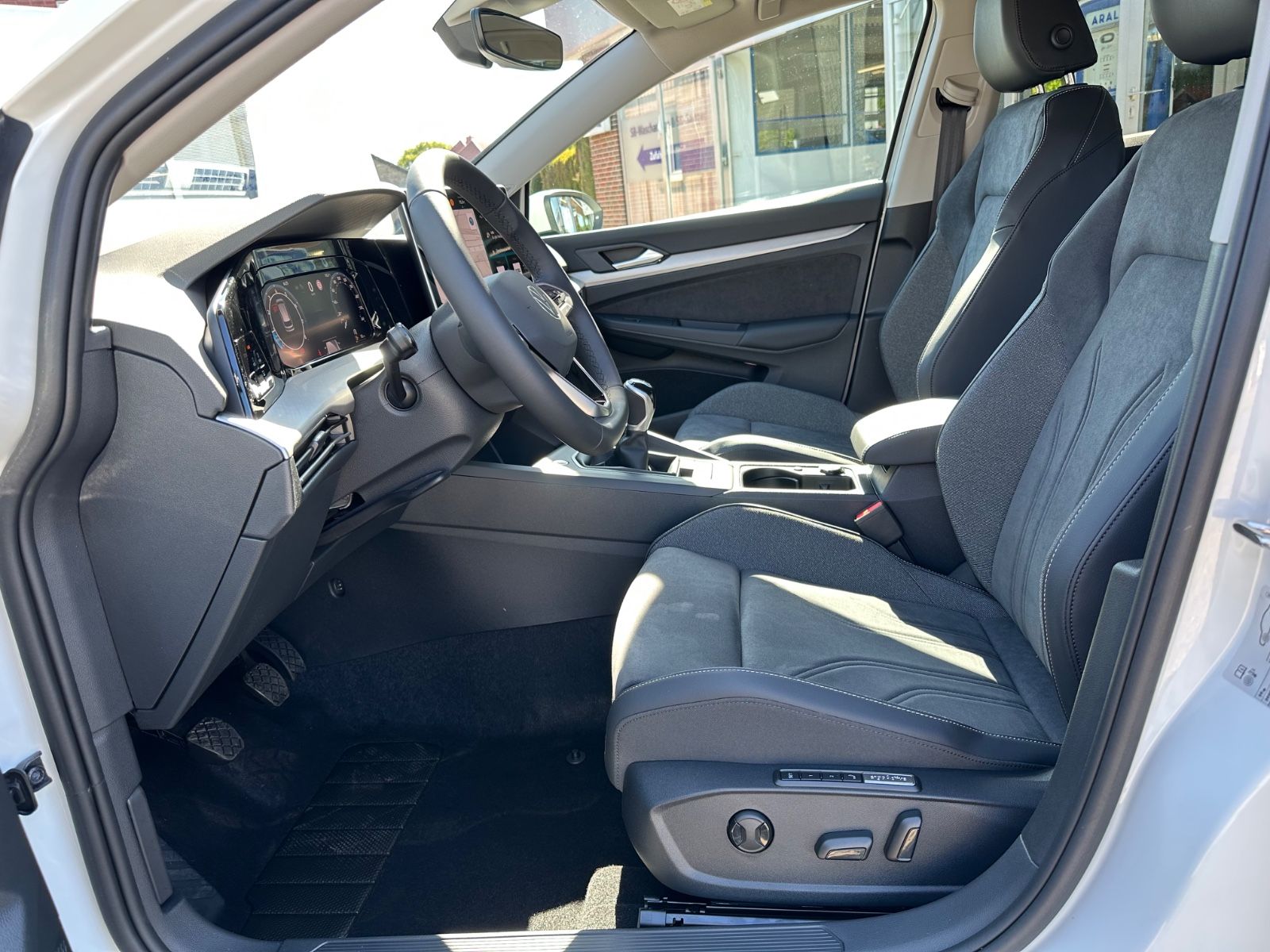 Fahrzeugabbildung Volkswagen Golf VIII Variant 1.5 TSI Life Navi/ACC/LED/Shzg