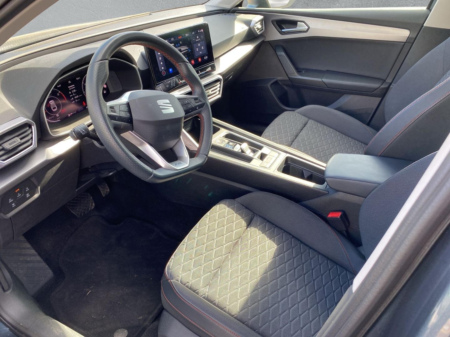 Fahrzeugabbildung SEAT Leon Sportstourer FR 2.0 TDI EU6d Navi Digitales