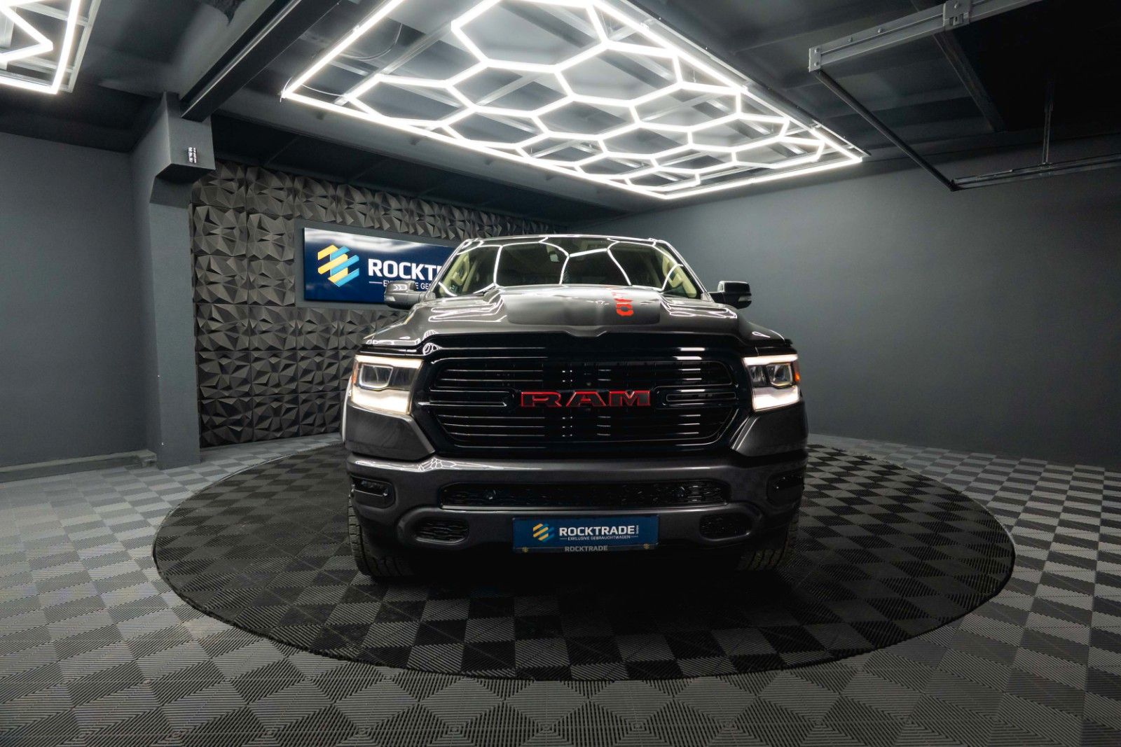 Fahrzeugabbildung Dodge RAM 5.7 V8 HEMI 4x4 OFFROAD NightPaket AXLE LOCK