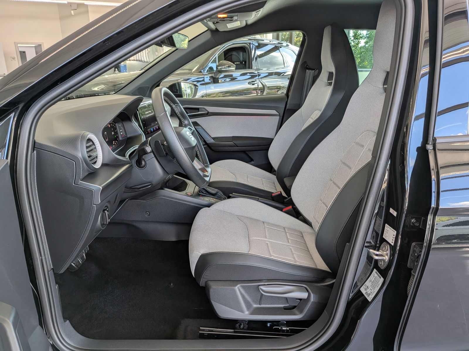 Fahrzeugabbildung SEAT Arona 1.5 TSI FR Black Editio ACC KAMERA LED 18"