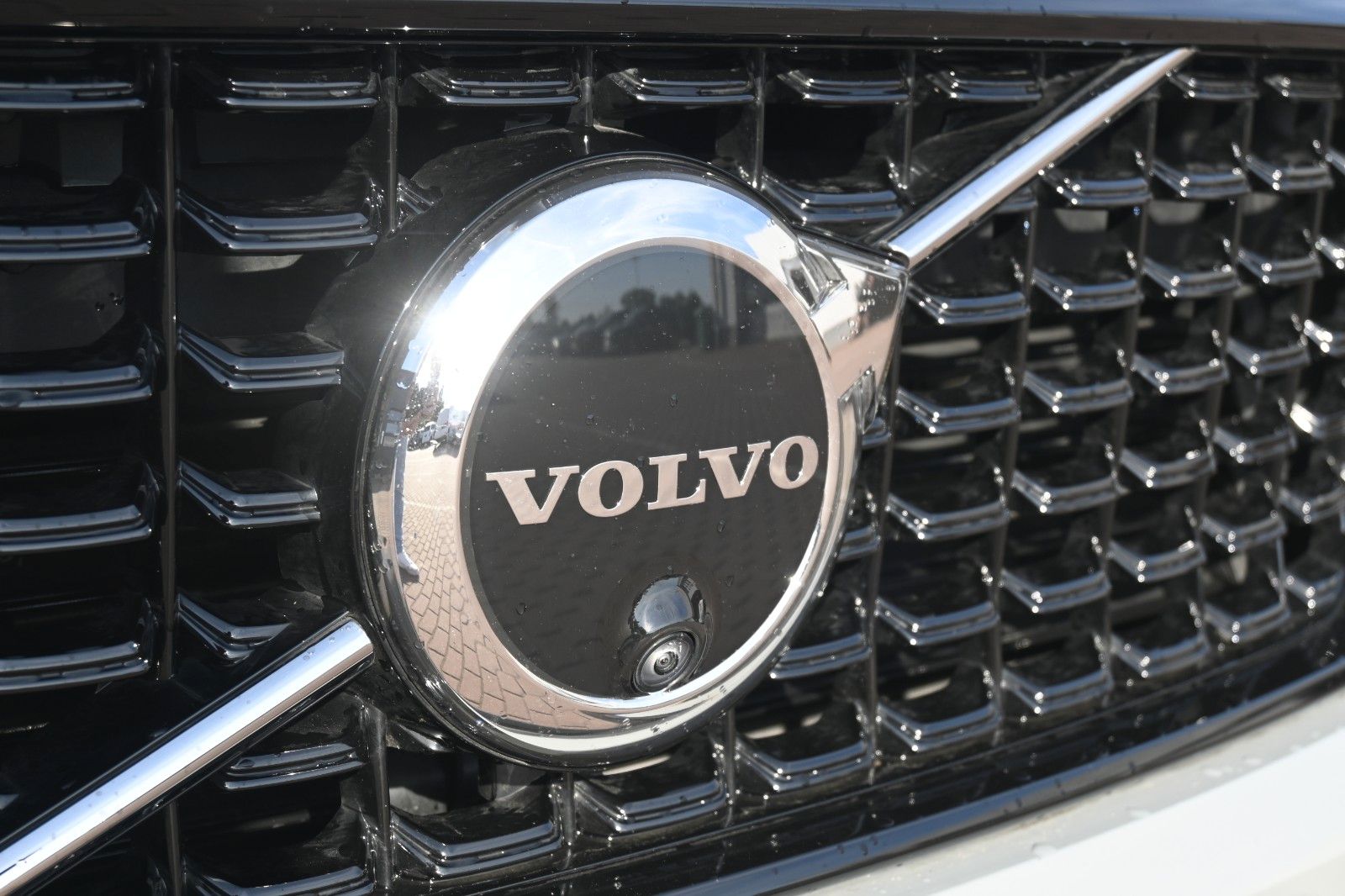 Fahrzeugabbildung Volvo XC40 B3 DKG Plus Dark*FSHZG*360°*ACC