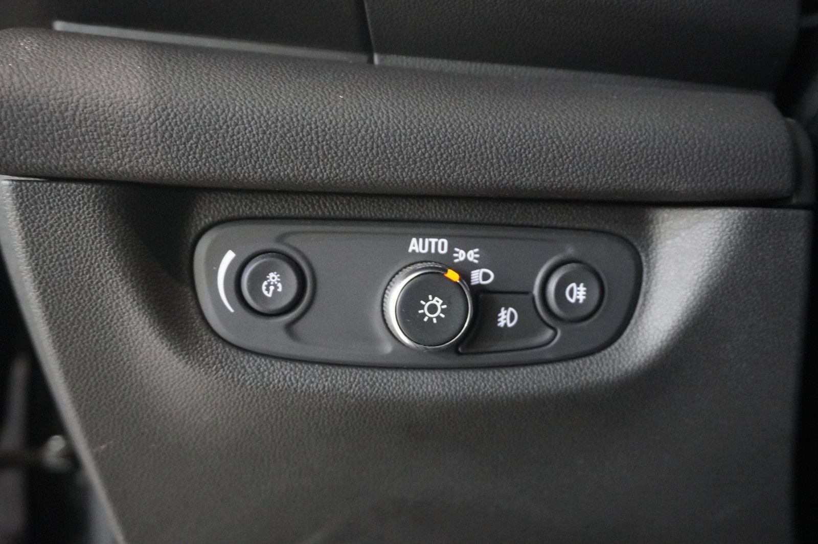 Fahrzeugabbildung Opel Insignia B ST 2.0D ELEGANCE NAVI/LED/KAMERA/PANO