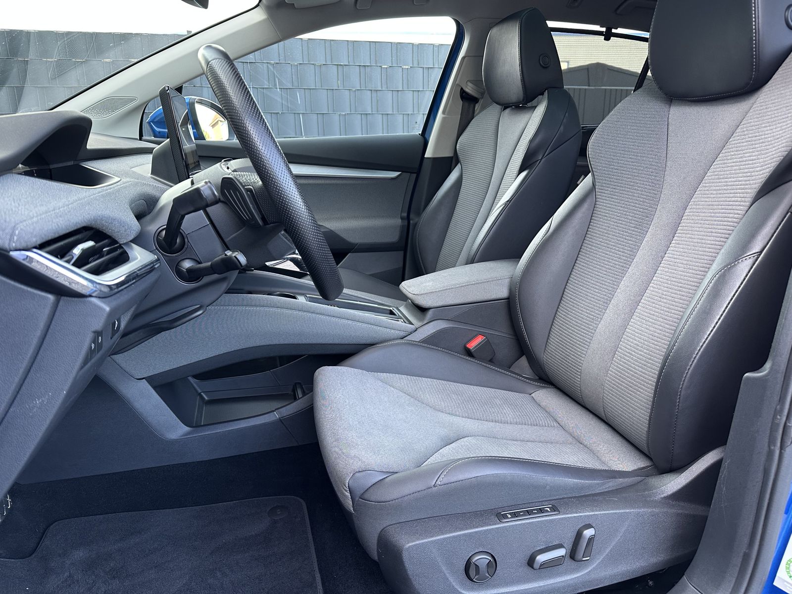 Fahrzeugabbildung SKODA Enyaq iV 80 Sport NAV+LED+AHK+PANO+CANTON+CARPLA