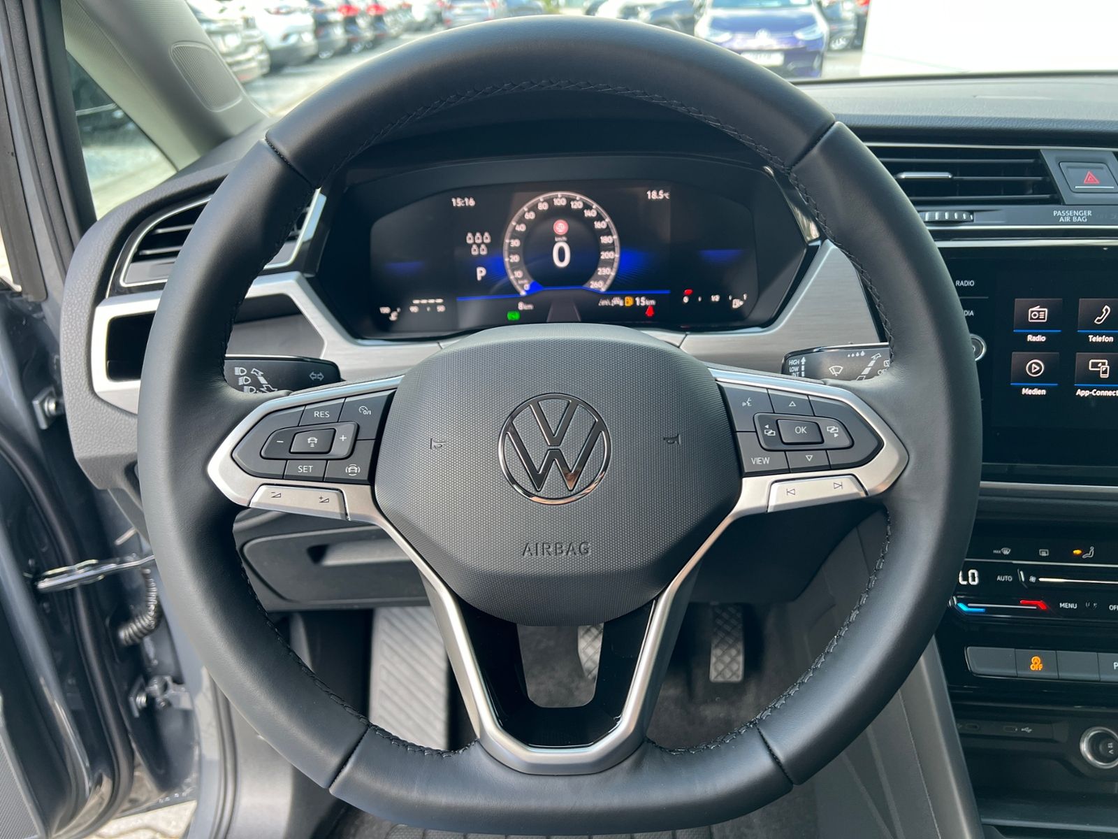 Fahrzeugabbildung Volkswagen Touran Comfortline 1.5 TSI DSG *LED, AHK, 7-Sitz