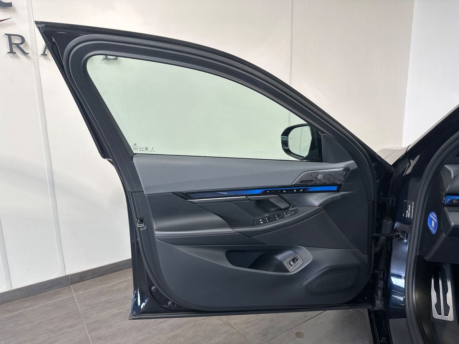 Fahrzeugabbildung BMW i5 M60 xDrive NAV+LED+PANO+AHK+21ZO+360°+DAP+B&W