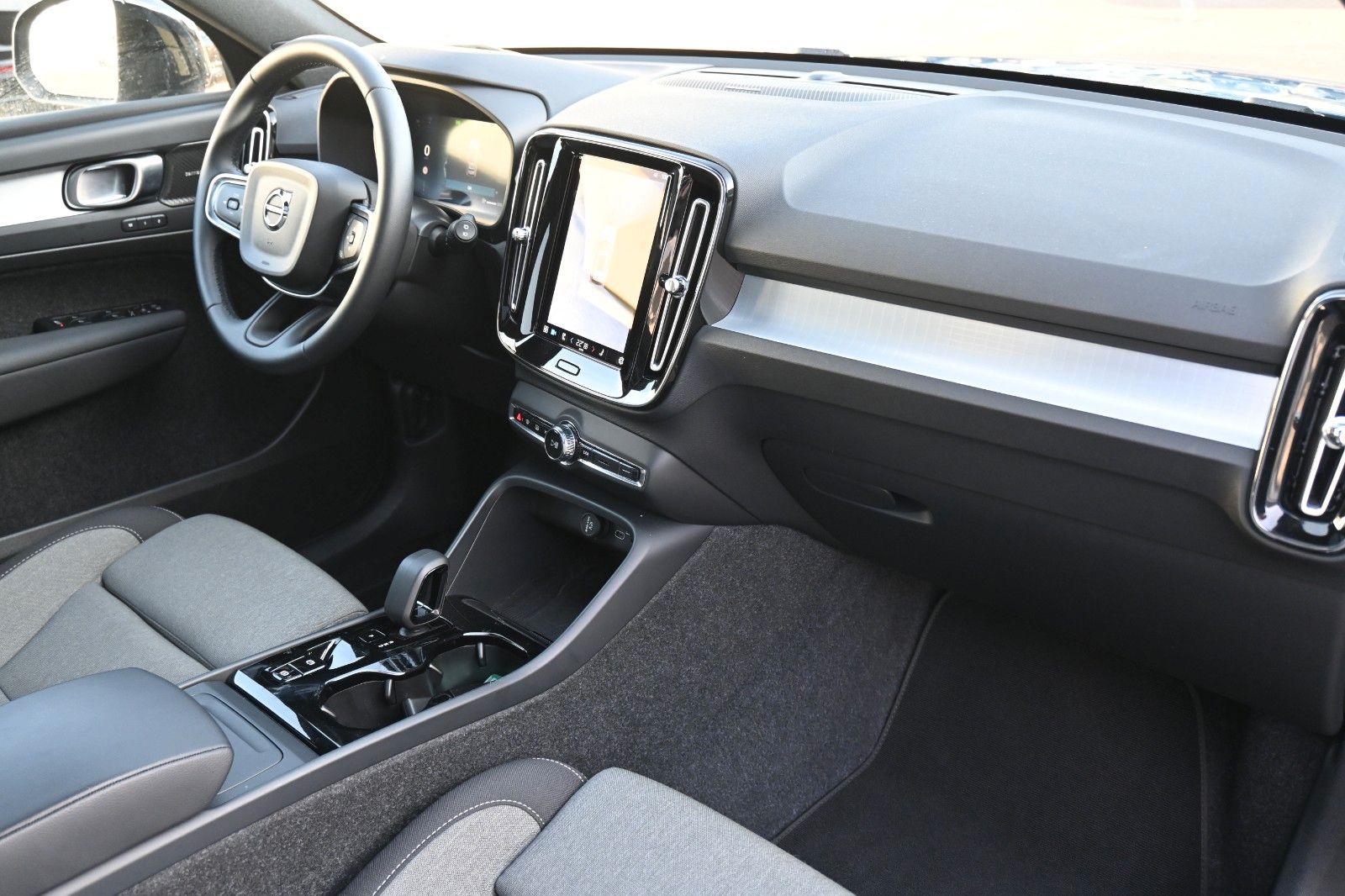 Fahrzeugabbildung Volvo XC40 B3 DKG Plus Dark*360°*PANO*ACC