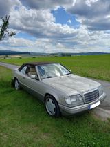 Mercedes-Benz 220 Cabriolet W 124 - Mercedes-Benz 220 mit Benzin-Antrieb: Cabrio