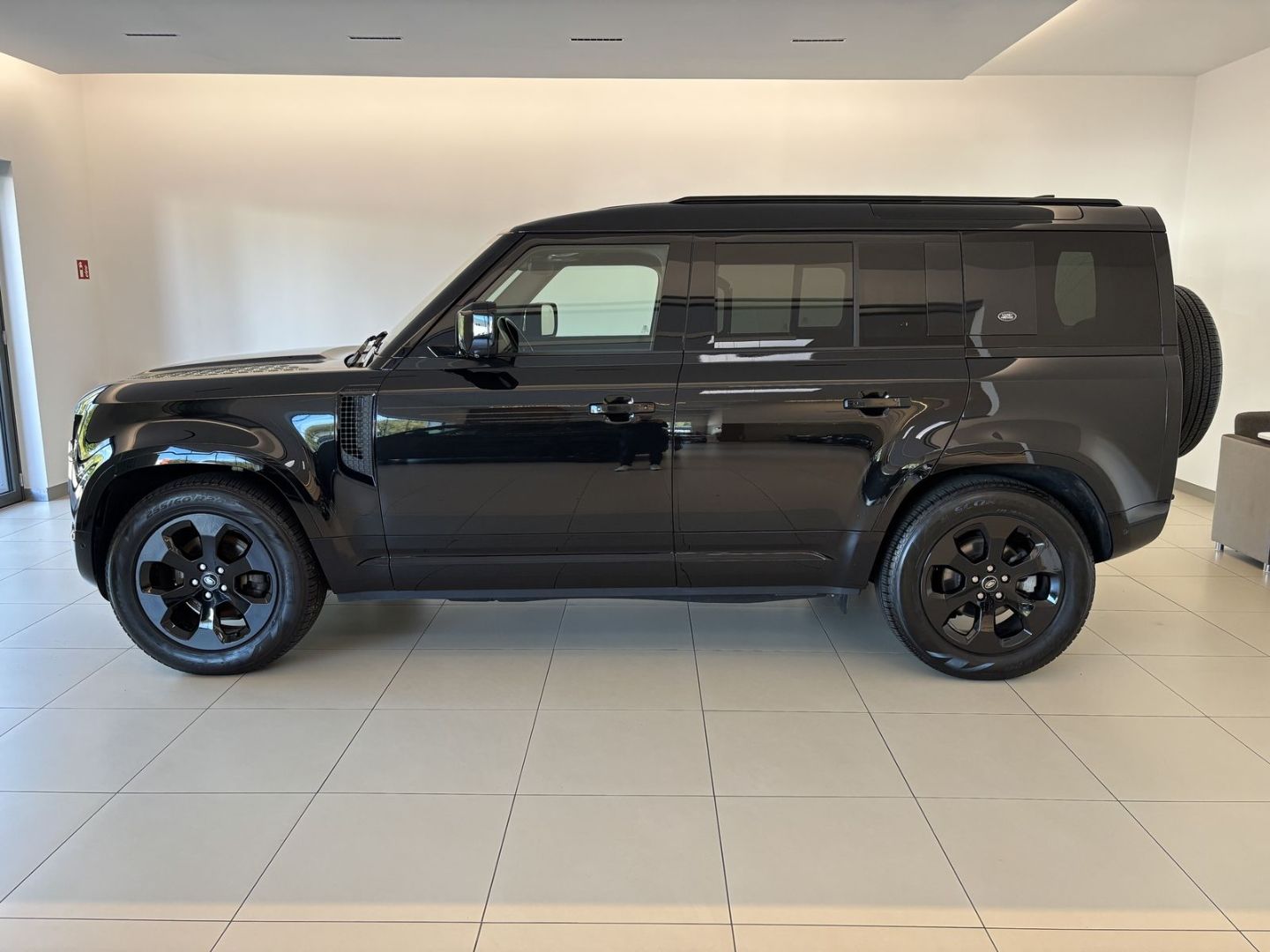 Land Rover Defender 110 D250 X-Dynamic SE AHK WKP BLACKPACK foto 3