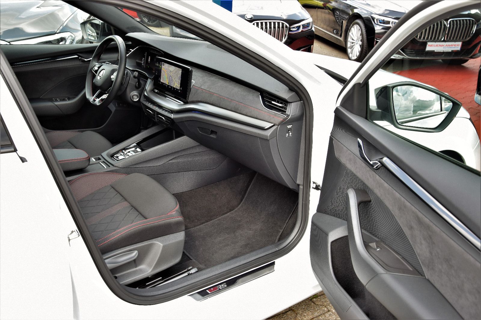 Fahrzeugabbildung SKODA Octavia IV Combi RS DSG Panorama 19"ACC Columbus