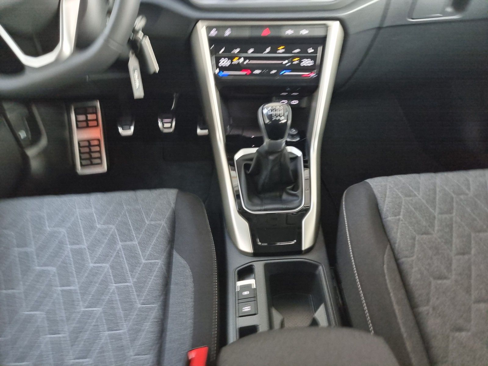 Fahrzeugabbildung Volkswagen T-Roc Move 1.0 TSI Navigation + Assistenzpaket