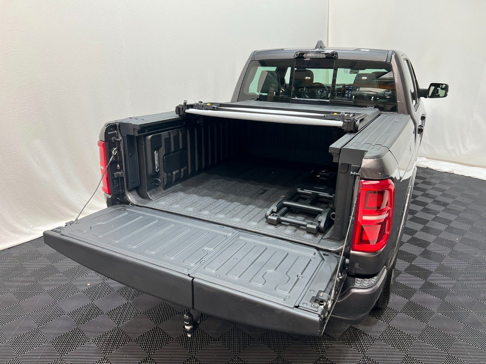 Fahrzeugabbildung Dodge RAM 1500 Limited Night  5,7L V8 HEMI / MFT
