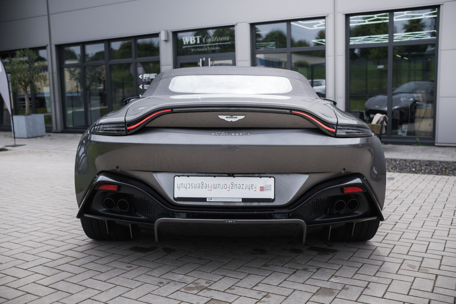 Fahrzeugabbildung Aston Martin V8 Vantage-Roadster-AM Spezialfarbe-Sport Plus.