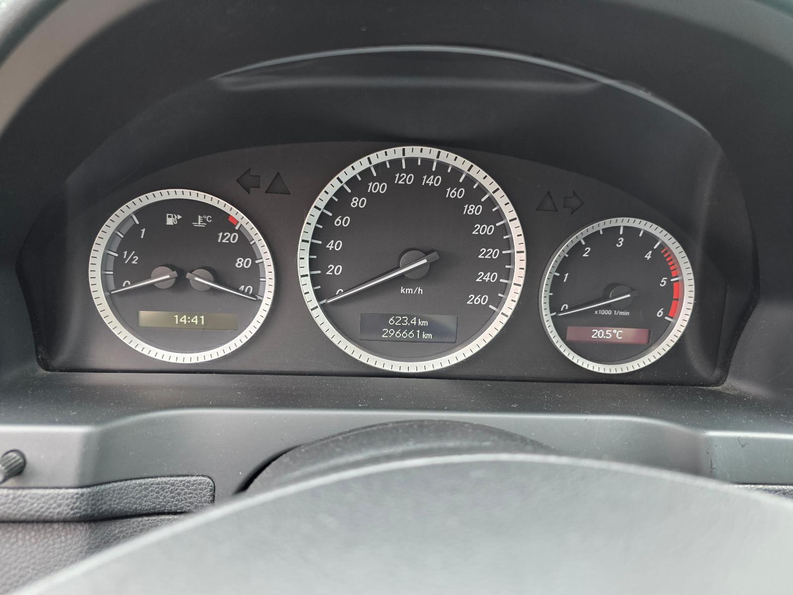 Mercedes-Benz C200 2011 — photo 8