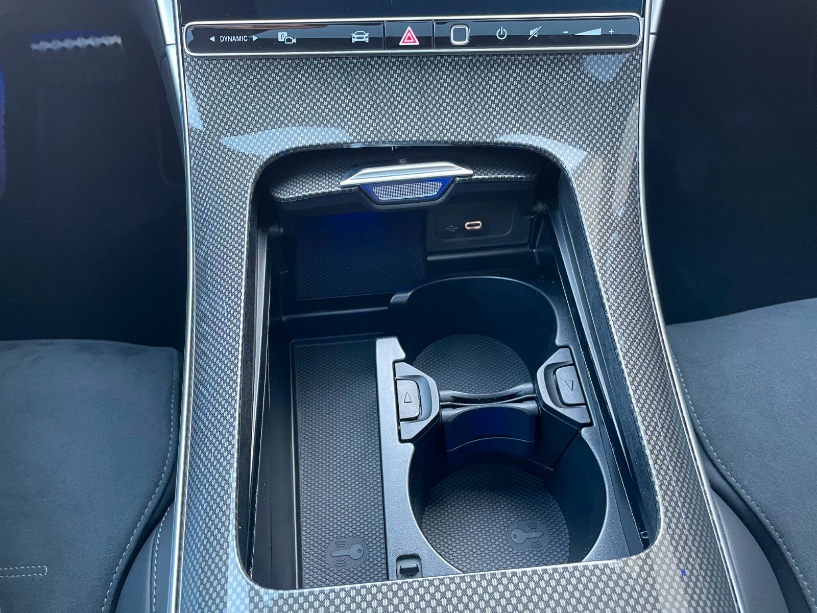 Fahrzeugabbildung Mercedes-Benz C 200 4M AMG Pano+AHK+360°+Digital+Ambiente