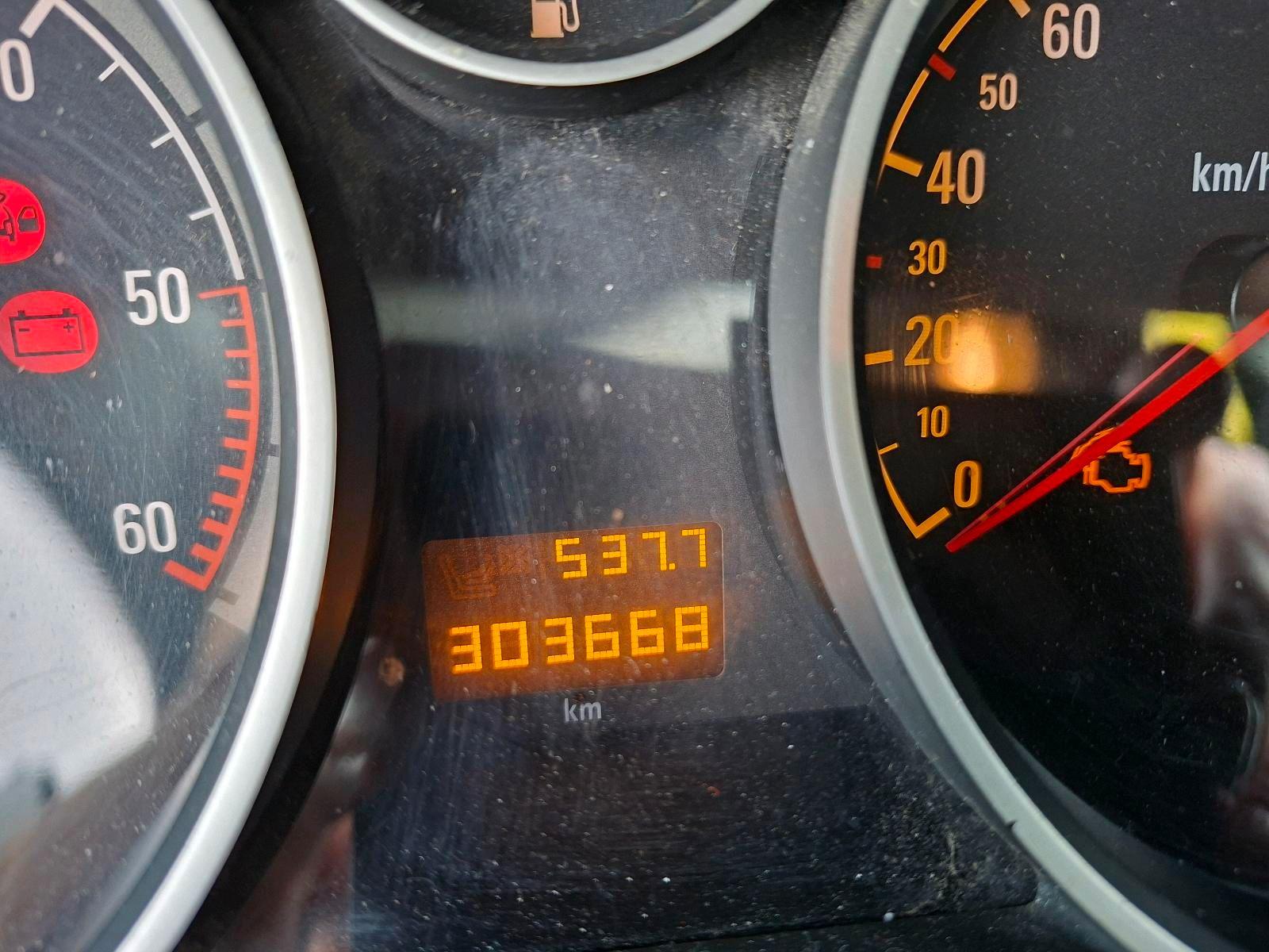 Opel Astra 2010 — photo 10
