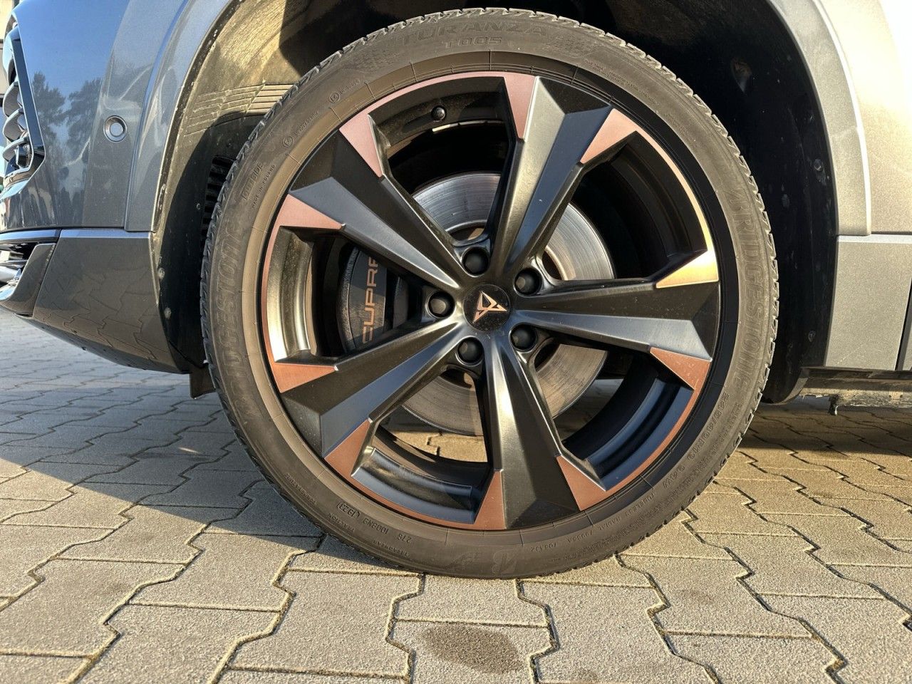 Fahrzeugabbildung CUPRA Ateca 2.0 TSI 300 PS DSG 4Drive - mit KI generiert/bearbeitet