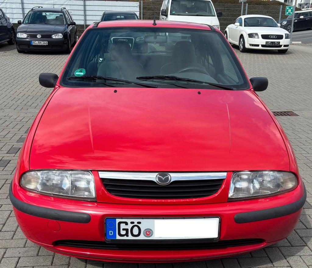Mazda 121 in Rot