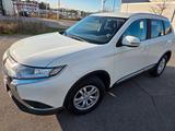 Mitsubishi Outlander 2WD 2.0 Diamant, TÜV und Bremsen neu - weiße Mitsubishi Outlander