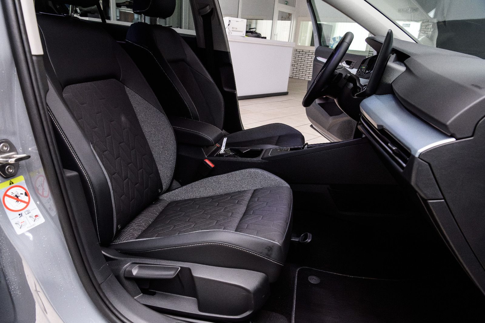Fahrzeugabbildung Volkswagen Golf VIII Goal 1.5 TSI eHybrid LED+KAMERA+5J.GAR