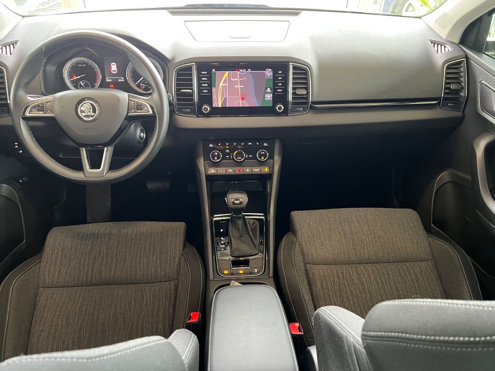 Fahrzeugabbildung SKODA Karoq Style 1.5 DSG *NAVI*KAMERA*CAR-PLAY*AHK*