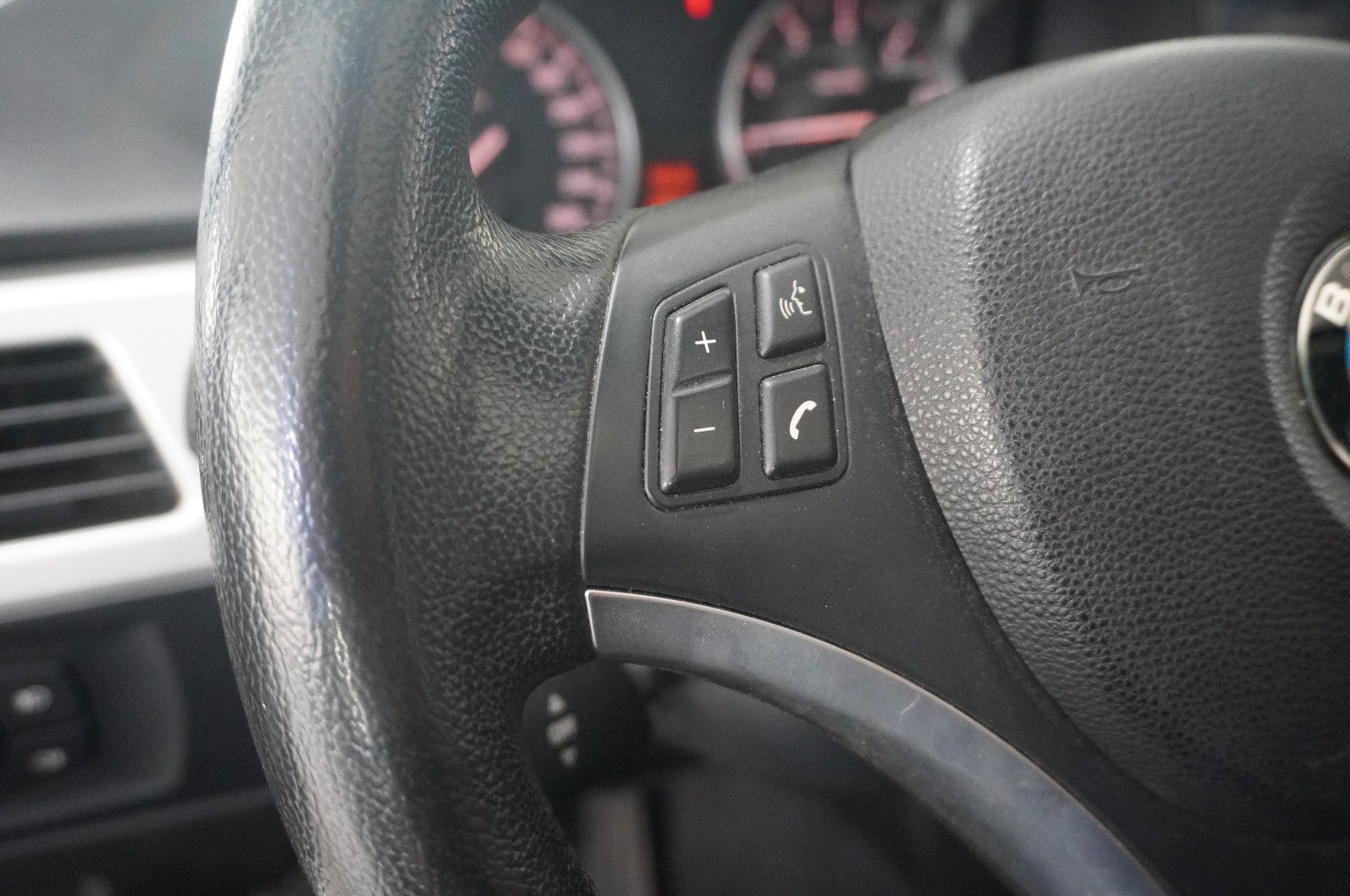 Fahrzeugabbildung BMW 320i TOURING NAVI/BI-XENON/SHZ/PDC/PANO./SH/TEMP