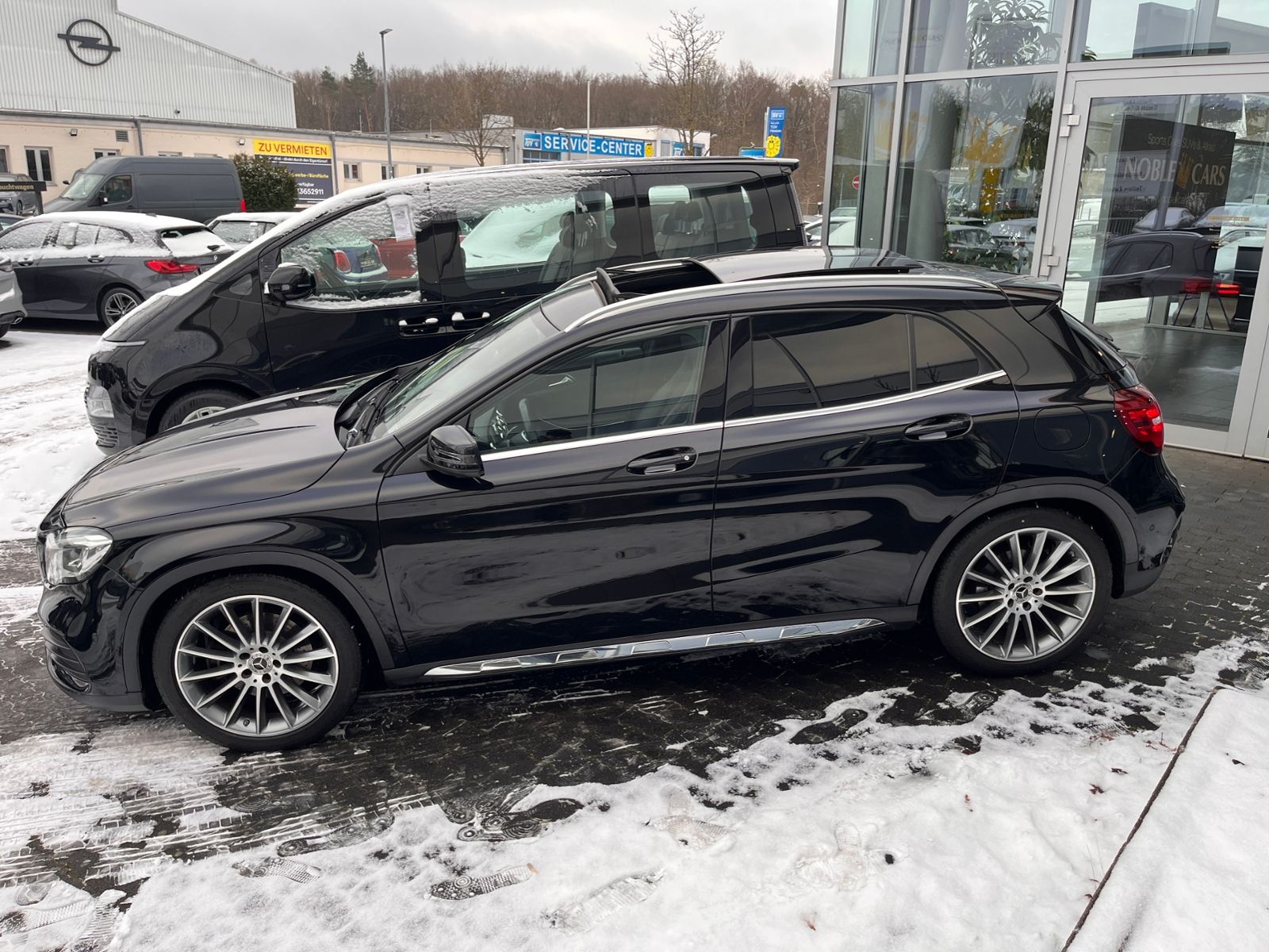 Fahrzeugabbildung Mercedes-Benz GLA 250 4Matic AMG Line AHK PANO RFK 19"