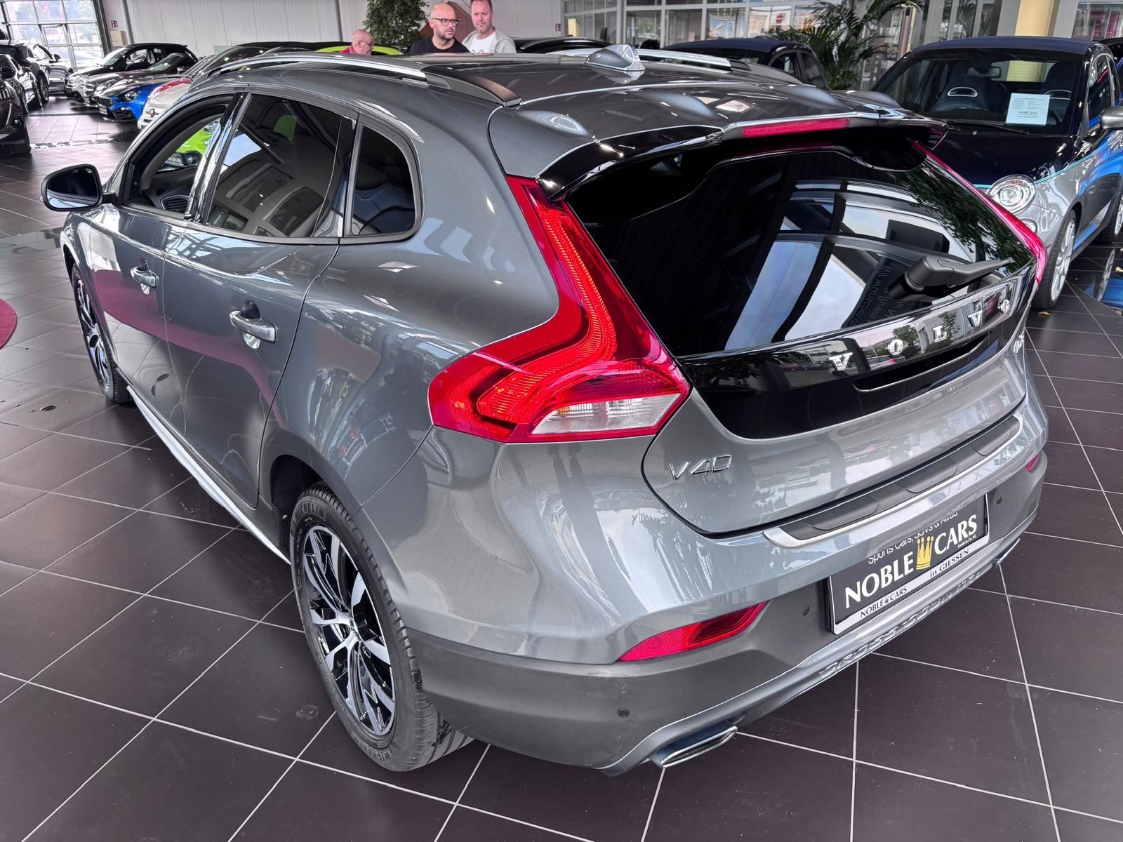 Fahrzeugabbildung Volvo V40 Cross Country Plus PANO ACC BLIS LED